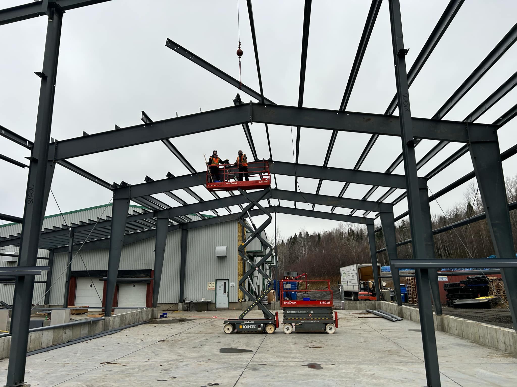 Steel building installation Whitwell - SG4 - structural frame assembly